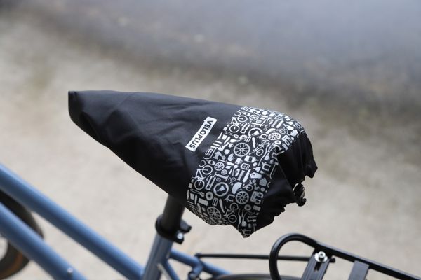 SATTEL REGENÜBERZUG / schwarz