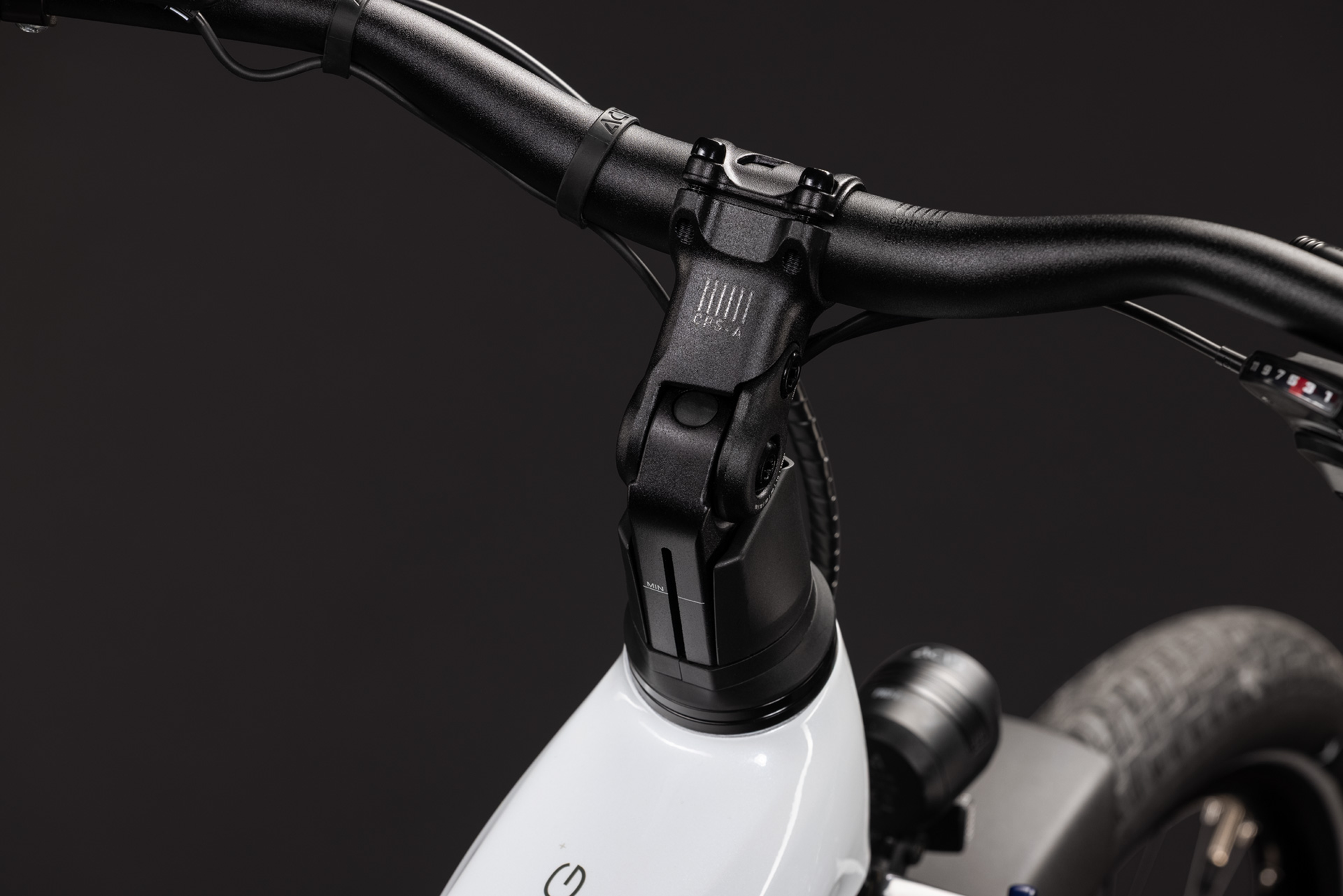TOURING HYBRID ONE 600 Trapez E-City/Alltag / white / 46 CM