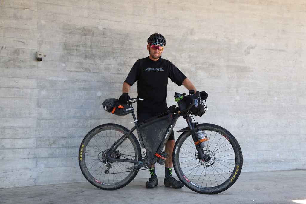 Ausgerüstetes Gravelvelo mit Bikepacking Equipment.