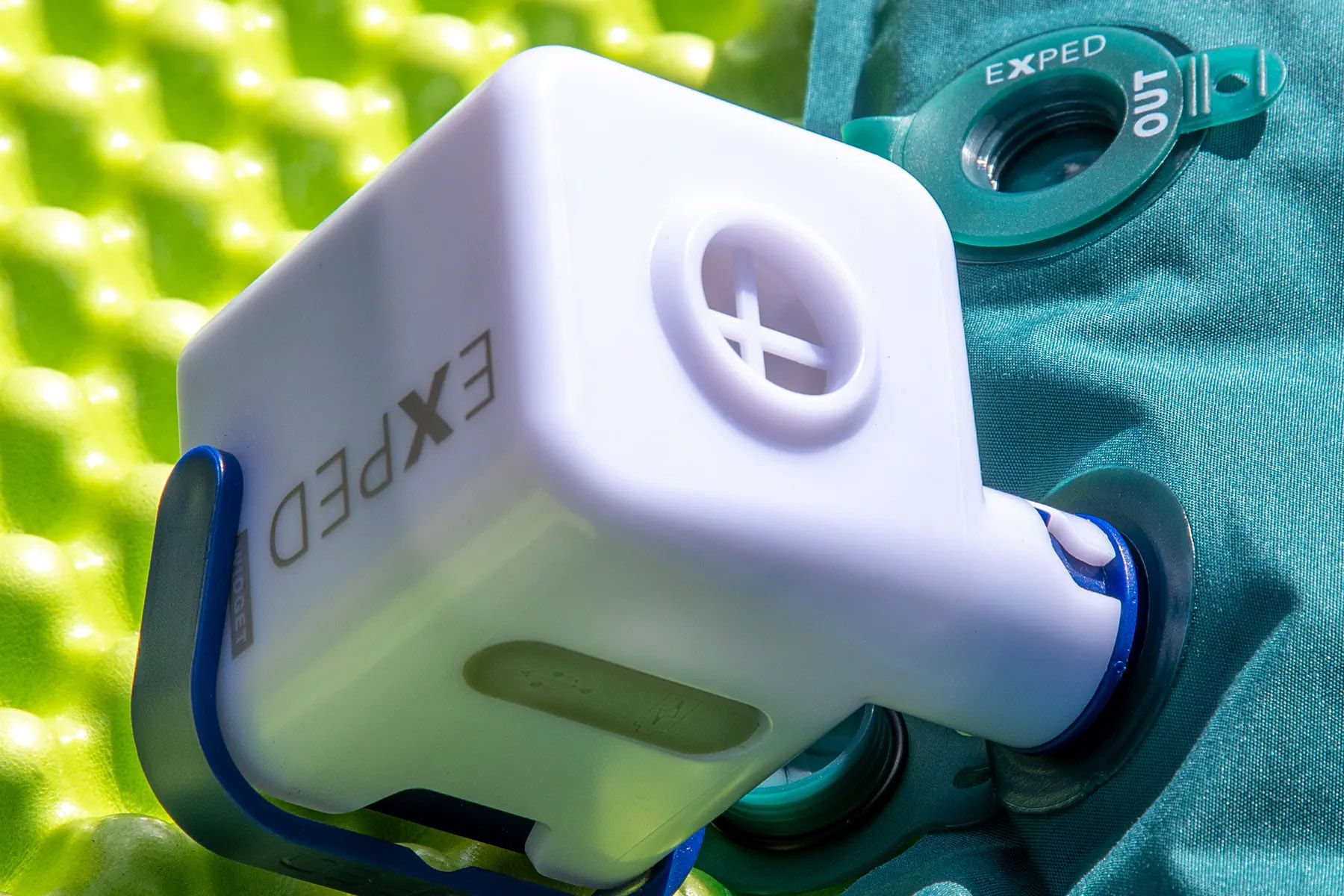 WIDGET PUMP Elektronische Luftpumpe inkl. Lampe / white/navy / 2025