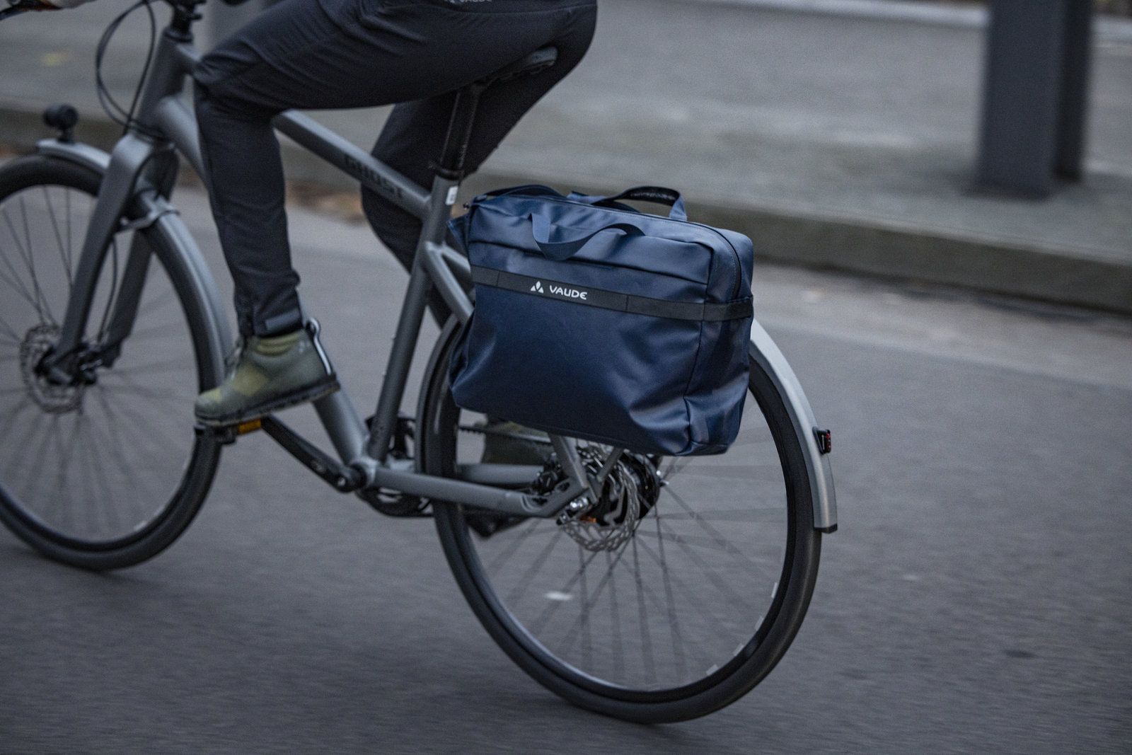 MINEO COMMUTER BRIEFCASE 17 Hinterrad-/Umhängetasche / eclipse