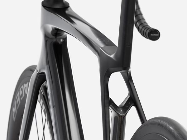 MADONE SL 6 Gen 8 Rennvelo / gloss dark / M