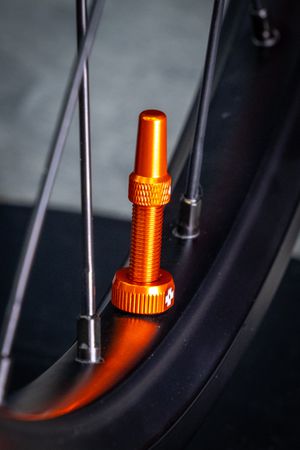 V2 Tubeless Ventil Kit / Orange / 44 mm