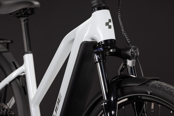 TOURING HYBRID ONE 600 Trapez E-City/Alltag / white / 46 CM