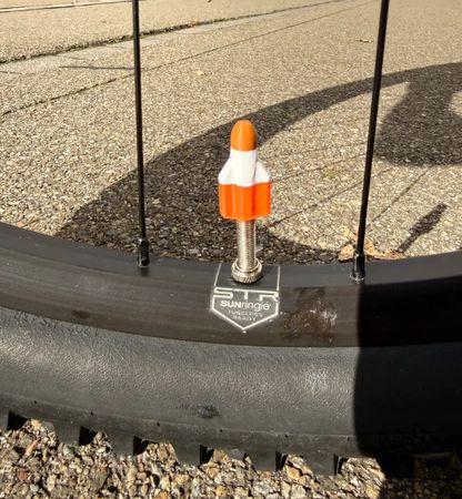 RAKETENGLACE Presta-Ventildeckel / weiss-orange