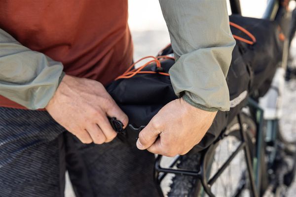 DRY-PACK Packsack mit Gepäckträgerbefestigung / black / 16l