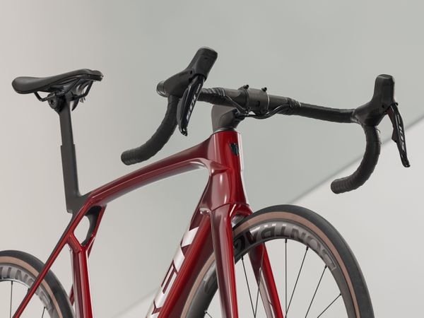 MADONE SL 6 Gen 8 Rennvelo / crimson / M
