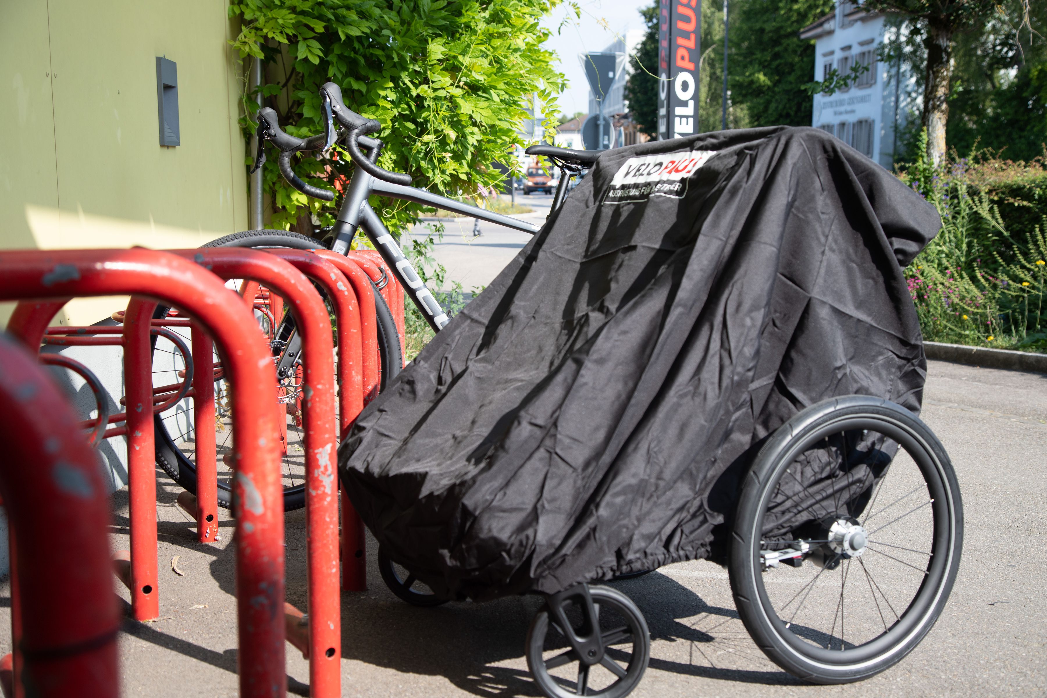 VELOPLUS FALTGARAGE für Kinderanhänger / schwarz