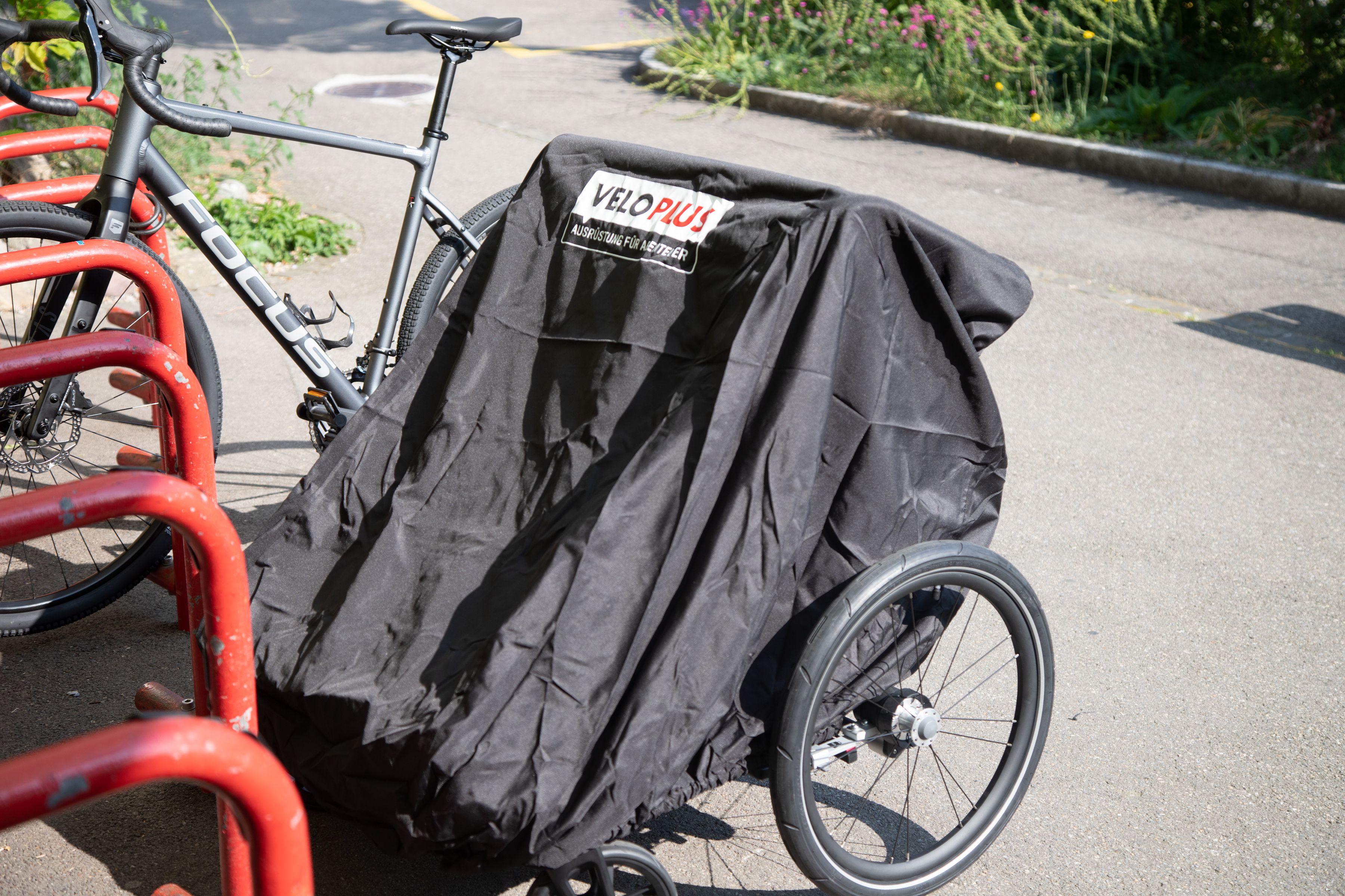 VELOPLUS FALTGARAGE für Kinderanhänger / schwarz