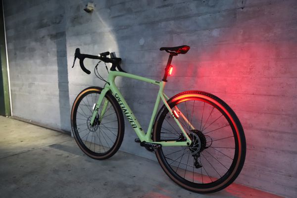 SEITWÄRTS Rücklicht / schwarz / 50 Lumen, micro USB