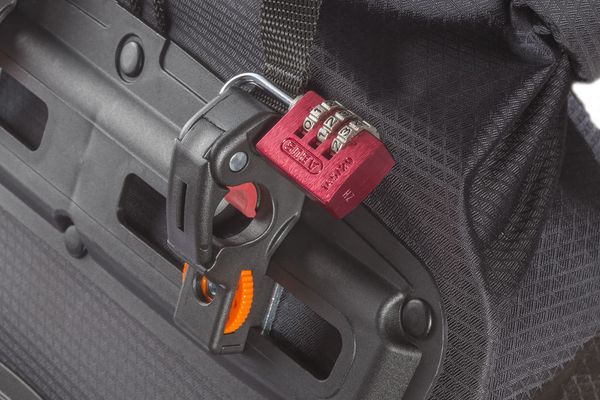 AQUA FRONT LIGHT Universaltasche / schwarz / 22L