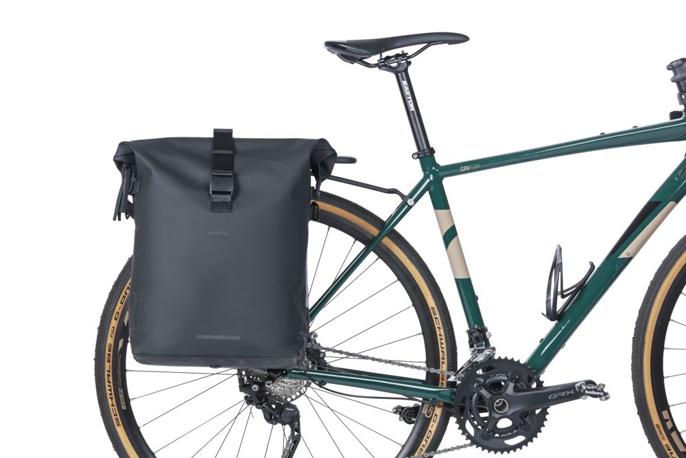 SoHo MIK STUDS Umhängetasche 17L / schwarz