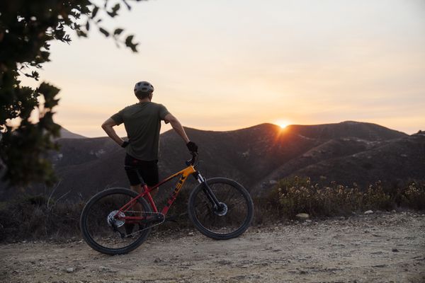 MARLIN 7 GEN 2 MTB Hardtail / marigold to radioactive red fade / XL