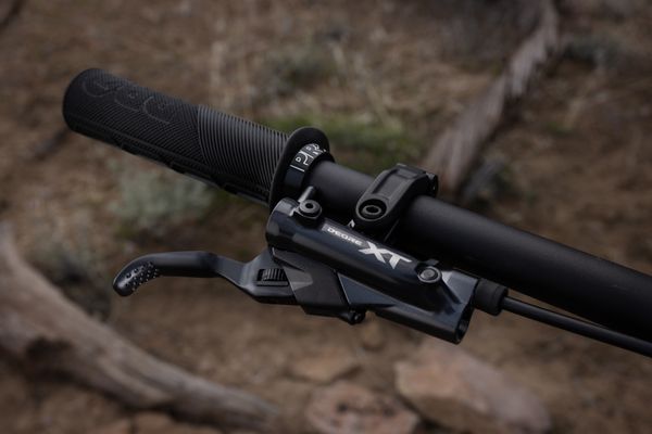 XT M8200 2-Kolben-Scheibenbrems-Set / schwarz / vorne