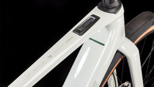 NUROAD HYBRID C:62 RACE FE E-Gravelbike / desertstone'n'green / L