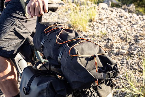 DRY-PACK Packsack mit Gepäckträgerbefestigung / black / 16l