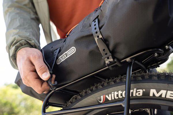 DRY-PACK Packsack mit Gepäckträgerbefestigung / black / 16l