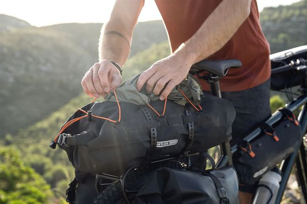 DRY-PACK Packsack mit Gepäckträgerbefestigung / black / 16l