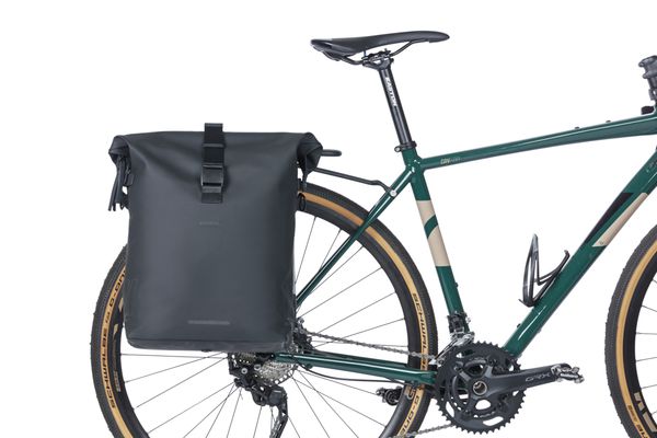 SoHo MIK STUDS Umhängetasche 17L / schwarz