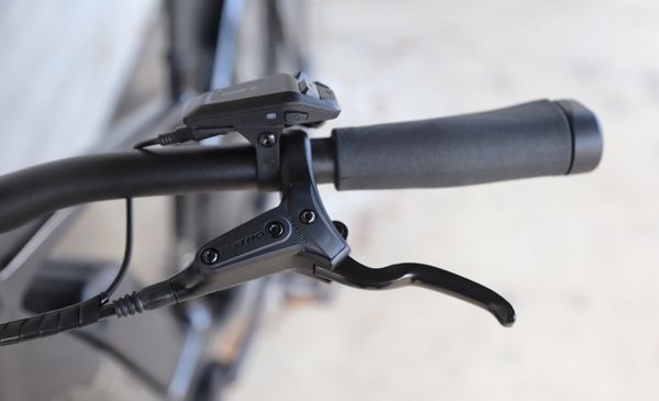 ZING GEN 2 hoch E-City- und Alltagsvelo / tiefschwarz / M