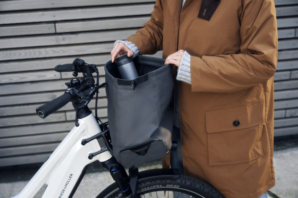 FRONTGEPÄCKTRÄGERTASCHE / schwarz