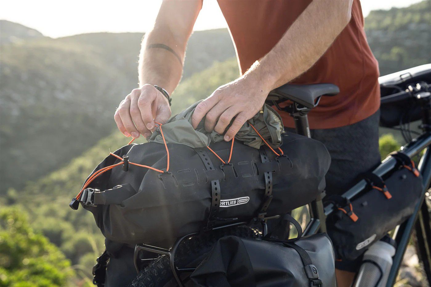 DRY-PACK Packsack mit Gepäckträgerbefestigung / black / 16l