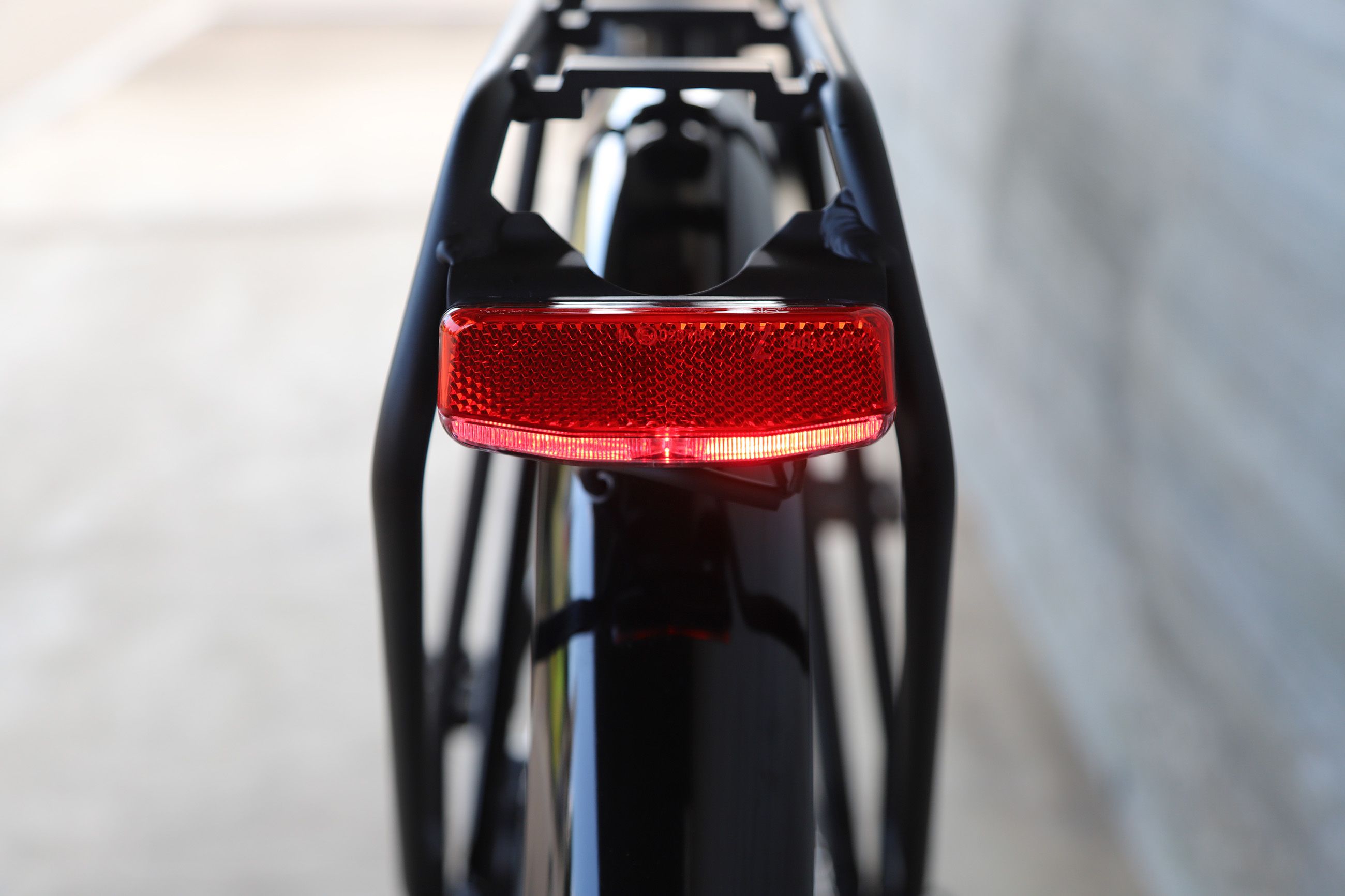ZING GEN 2 hoch E-City- und Alltagsvelo / tiefschwarz / M