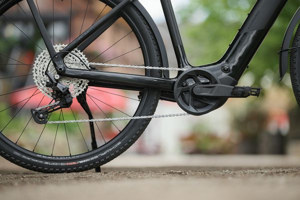 KATHMANDU HYBRID C:62 E-City- und Alltagsvelo / carbon black / 58 CM