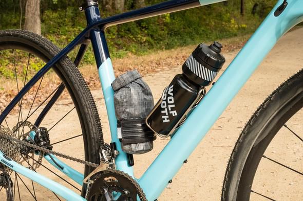 B-RAD TEKLITE ROLL-TOP BAG mit Montageplatte an Bidonhalterösen / grau / 1L