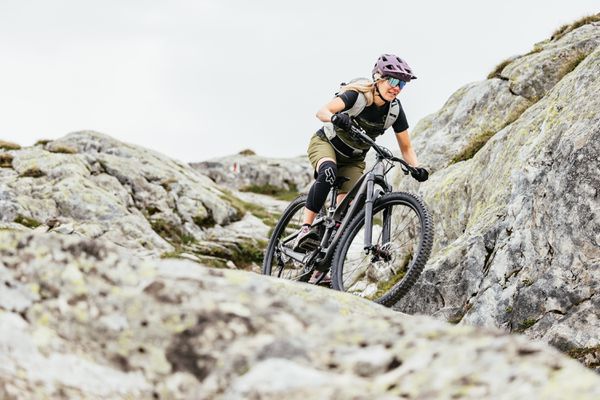 TRAIL FLOW ZIP Damen-Kurzarmtrikot / black/fir green / XS