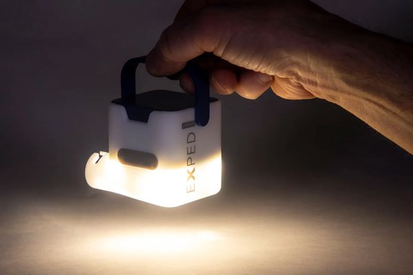 WIDGET PUMP Elektronische Luftpumpe inkl. Lampe / white/navy / 2025