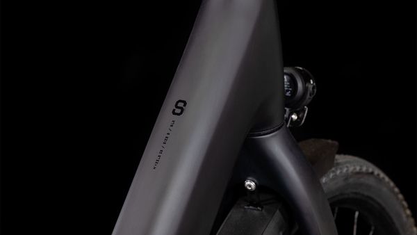 KATHMANDU HYBRID C:62 E-City- und Alltagsvelo / carbon black / 58 CM